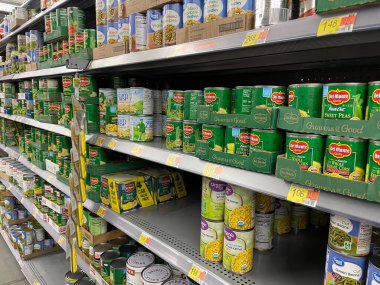 Grovetown, Ga USA - 08 06 06 23: Walmart bakkal konserve fasulye bölümü yan görünümü