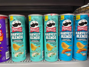 Grovetown, Ga USA - 08 06 06 23: Walmart bakkal Pringles cipsi Harvest