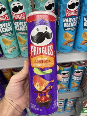Grovetown, Ga USA - 08 06 06 23: Walmart bakkal Pringles cipsi Adobada