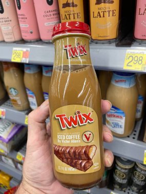 Grovetown, Ga USA - 08 06 06 23: Walmart market Twix şekerleme kahve şişesi