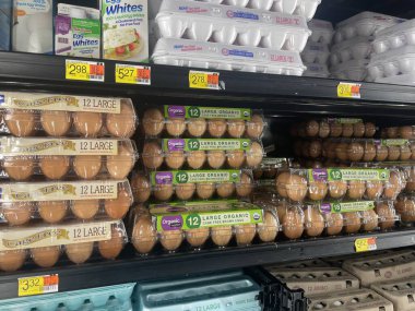 Grovetown, Ga USA - 08 06 06: 23: Walmart market yumurta bölümü ve kahverengi yumurta fiyatları