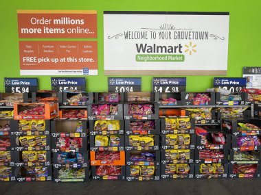 Grovetown, Ga USA - 10 25 Mart 23: Walmart Market Cadılar Bayramı şekerleme giriş gösterisi