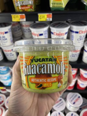 Grovetown, Ga USA - 10 25 23: Walmart marketi Yucatan Guacamole hafif sos