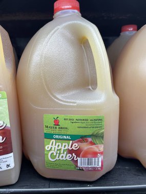 Grovetown, Ga USA - 10 25 23: Walmart market Mayer Bros Apple elma suyu