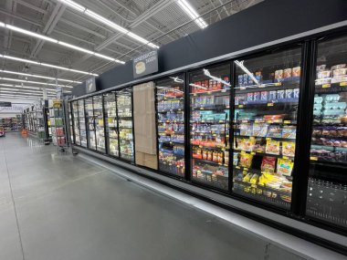 Grovetown, Ga USA - 10 25 Mart 23: Walmart market dondurucu bölümü ve kırık cam kapı