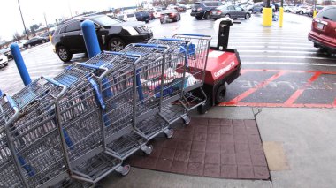 Augusta, Ga USA - 01: 21 22: Walmart süper market alışveriş arabası elektronik satıcı