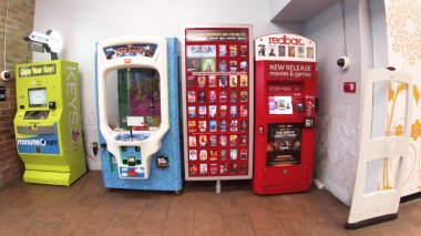 Augusta, Ga USA - 01-21-22: Walmart süper merkez oyun makineleri ve kırmızı kutu