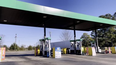 Grovetown, Ga USA - 01: 23 22: Yeşil çatılı dizel benzin pompaları mavi gökyüzü