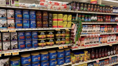 Grovetown, Ga USA - 02: 24 24: Gıda Aslanı market içi kahve çeşitliliği ve süt ürünleri