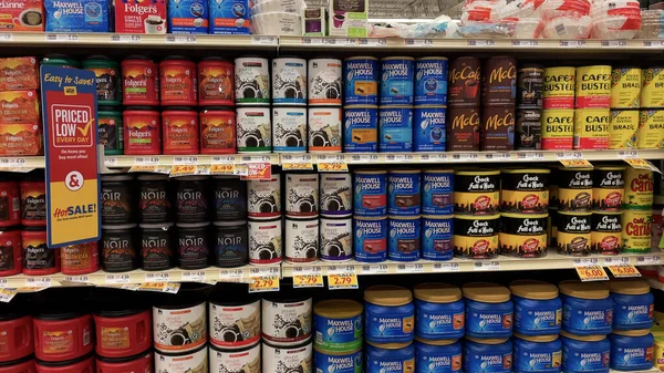 Grovetown, Ga USA - 02: 24 24: Gıda Aslanı marketi iç kahve çeşitliliği ve fiyatları