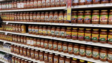 Grovetown, Ga USA - 01 03 - 22: Yiyecek aslan marketi 2022 spagetti sosu bölümü yan görünümü
