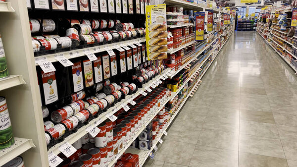 Grovetown, Ga USA - 02 16 22: Продовольственный лев Продуктовый магазин 2022 консервированные супы проход
