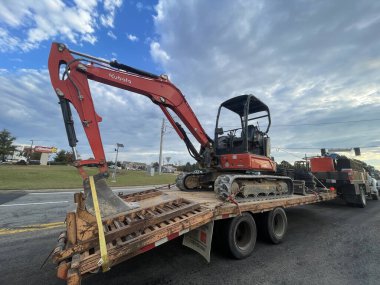 Grovetown, Ga USA - 106 23: Trafikte düz bir kamyonun arka çapası