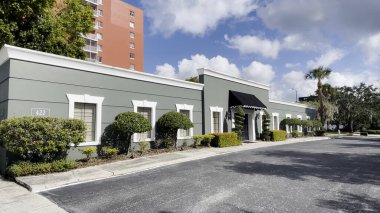 Lakeland, Fla USA - 12: 09 23: Gri sıva bina kompleksi yan görüş ve S Florida Bulvarı 'ndaki trafik