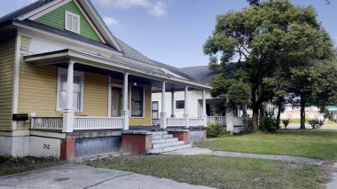 Lakeland, Fla USA - 12: 09 23: Eski renkli binalar ve Florida Bulvarı 'ndaki trafik