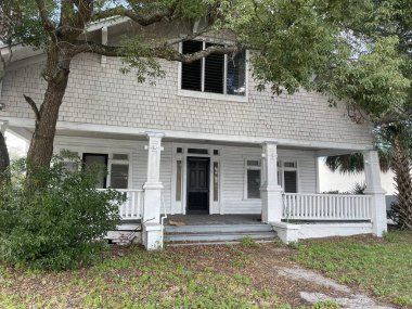 Lakeland, Fla USA - 12: 09 23: Eski, harap olmuş bina manzarası
