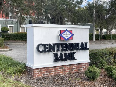 Lakeland, Fla USA - 12: 09 23: Centennial Bank S.Florida Caddesi tabelasında.