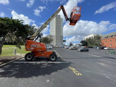 Lakeland, Fla USA - 12: 09 23: İnşaat asansörü ve arkaplan binaları ve otopark