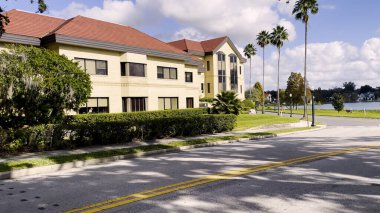 Lakeland, Fla USA - 12 09: 23: Stucco binası Lakeland şehir merkezinde kırmızı çatı