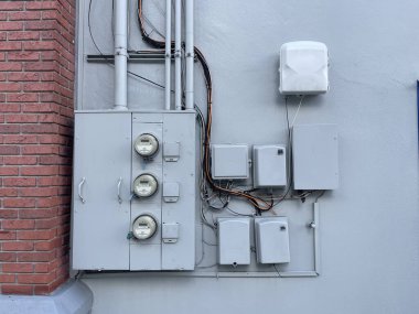 Lakeland, Fla USA - 111 23: Perakende mağazasının arkasındaki duvarda elektrik kutuları