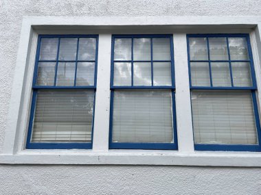 Lakeland, Fla USA - 12: 11: Windows blue trim stucco exterior background doku