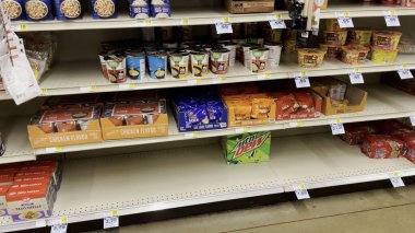 Grovetown, Ga USA - 02-16-22: Market patlamış bölüm tedarik zincirini kapatın