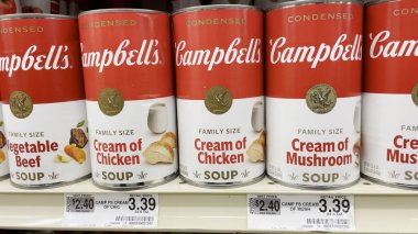 Grovetown, Ga USA - 02-16-22: Market Campbell 'ları konserve çorba ve fiyatlar