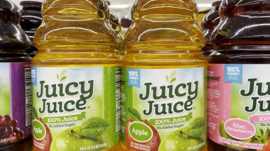 Grovetown, Ga USA - 02 01: 22: Food Lion Market Sulu Meyve Suyu Çocukları Elma Suyu İçiyor