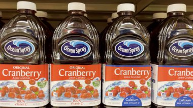 Grovetown, Ga USA - 02 01 22: Food Lion Market Ocean Spray Cranberry suyu