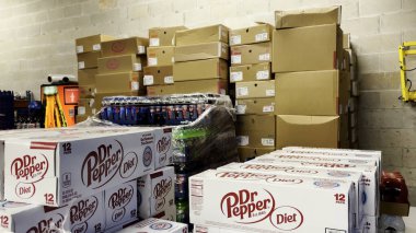 Grovetown, Ga USA - 02 01 22: Food Lion Market Dr Pepper diet soda paketleri bir depoda