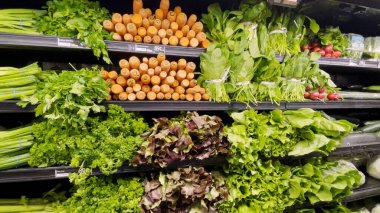 Islak duvar marketinde taze sebze ve havuç üretiliyor.