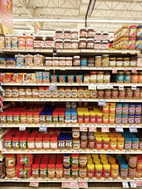 Grovetown, Ga USA - 12-18-21: Yiyecek Aslanı marketi İçi 2021 Fıstık Ezmesi Bölümü