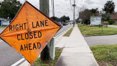 Lakeland, Fla USA - 12: 15 23: Florida Bulutlu bir günde sağ şerit kapalı işareti