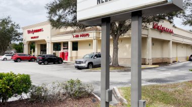 Lakeland, Fla USA - 12: 15 23: Walgreens Florida Bulvarı 'ndaki perakende mağazası otoparkı