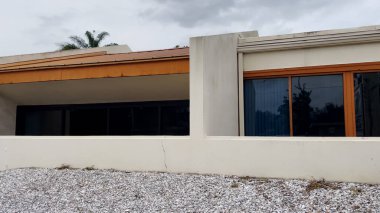 Lakeland, Fla USA - 12: 15 23: Turuncu teneke çatılı beton bina
