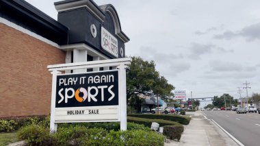 Lakeland, Fla USA - 12: 15 23: tekrar oynayın S.Florida Bulutlu Günü 'nde spor sokak tabelası ve bina