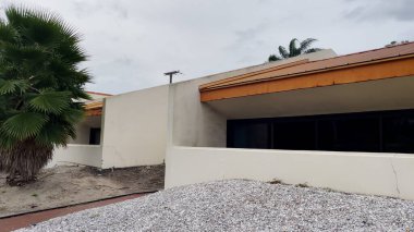 Lakeland, Fla USA - 12: 15 23: Stucco beton bina turuncu teneke çatı bulutlu gökyüzü