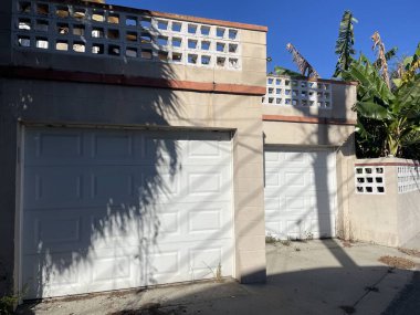 Lakeland, Fla USA 12-31-23: Lakeland şehir merkezi, Florida garaj kapıları, klasik sıva binası