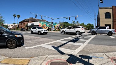 Lakeland, Fla USA - 03: 16: 24: Florida Bulvarı 'nda 4 yönlü mavi gökyüzü kavşağında trafiği geçen arabalar