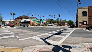 Lakeland, Fla USA - 03: 16 24: 4 yönlü kavşak Florida Bulvarı 'nda açık mavi gökyüzü