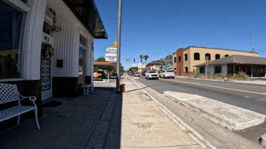 Lakeland, Fla USA - 03: 16: 24: Florida Bulvarı üzerinde 4 yönlü mavi gökyüzü kavşağında kaldırım manzaralı trafik