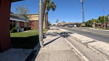 Lakeland, Fla USA - 03: 16: 24: Florida Bulvarı 'nda kaldırım ve vintage mağaza önleri ve palmiye ağaçları