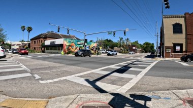 Lakeland, Fla USA - 03: 16: 24 Florida Bulvarı 'nda 4 yönlü açık mavi gökyüzü kavşağında yeşil ışık
