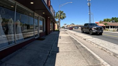 Lakeland, Fla USA - 03-16-24: Florida Bulvarı 'ndaki kaldırımlar ve vintage mağaza önleri ve binalar