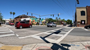 Lakeland, Fla USA - 03: 16 24: Florida Bulvarı üzerinde 4 yönlü açık mavi gökyüzü kavşağında trafik