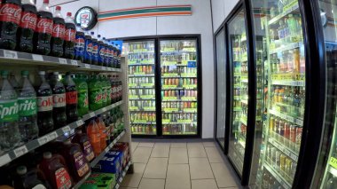 Lakeland, Fla USA - 04 17 24: Enerji içeceği soğutucu kapısı ve 7-11 bakkal fiyatları