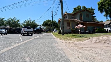 Lakeland, Fla USA - 04 17 24: Dar arka yol açık mavi gökyüzü