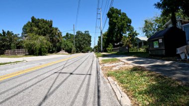 Lakeland, Fla USA - 04: 17: Florida Mahallesi Eski Ev ve Güzel Mavi Gökyüzü