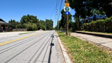 Lakeland, Fla USA - 04: 17: Florida Mahallesi Eski Ev ve Güzel Mavi Gökyüzü