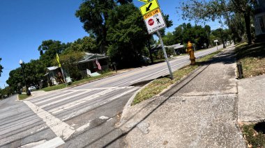 Lakeland, Fla USA - 04: 17: Florida Mahallesi Eski Ev ve Güzel Mavi Gökyüzü